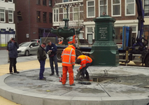 56081 Op dinsdag 6 maart 2012 wordt de fontein van Elizabeth (Betje) Wolff en Agatha (Aagje) Deken na een restauratie ...