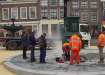 56082 Op dinsdag 6 maart 2012 wordt de fontein van Elizabeth (Betje) Wolff en Agatha (Aagje) Deken na een restauratie ...