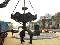 56090 Op dinsdag 6 maart 2012 wordt de fontein van Elizabeth (Betje) Wolff en Agatha (Aagje) Deken na een restauratie ...
