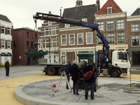 56092 Op dinsdag 6 maart 2012 wordt de fontein van Elizabeth (Betje) Wolff en Agatha (Aagje) Deken na een restauratie ...
