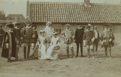 56235 Koninginnedag op 31 aug. 1911, georganiseerd door de Vlissingse Oranjebond. De deelnemers aan de optocht door de ...