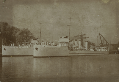 56272 Torpedobootjagers Wolf en Fret in de Dokhaven met rechts op de achtergrond de Dokkade. Gebouwd bij de Kon. Mij. ...