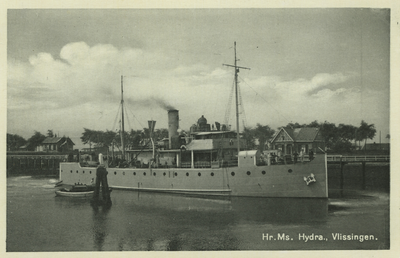 56276 'Hr. Ms. Hydra., Vlissingen.' Marineschip, mijnenlegger (593 t). In 1910 op stapel gezet bij de Rijkswerf te ...