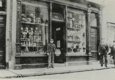 56296 De (Korte) Noordstraat N.P. de Rijke, handel in glas- en aardewerk (E 119, later Noordstraat 32)