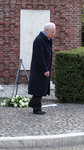 56341 De kranslegging door oud-notaris Daan Sauer op 4 mei 2012 (dodenherdenking) bij het monument ter ere van de ...
