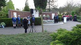 56342 De kranslegging door de twee vertegenwoordigers van de Raad van Kerken Vlissingen op 4 mei 2012 (dodenherdenking) ...