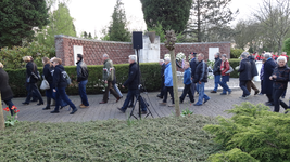 56344 Defilé langs het monument ter ere van de oorlogsslachtoffers op de Noorderbegraafplaats aan de President ...