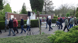 56346 Defilé langs het monument ter ere van de oorlogsslachtoffers op de Noorderbegraafplaats aan de President ...