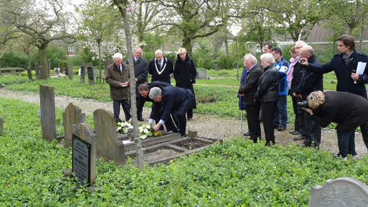 56352 Het leggen van bloemstukken door de wethouders van de gemeente Vlissingen, Lambert Prevoo en Jacques Damen, in ...