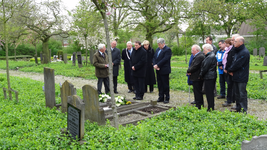 56353 Het leggen van bloemstukken door de wethouders van de gemeente Vlissingen, Lambert Prevoo en Jacques Damen, in ...