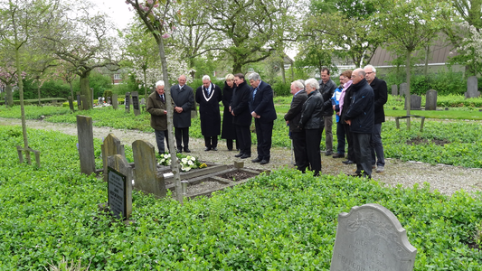 56354 Het leggen van bloemstukken door de wethouders van de gemeente Vlissingen, Lambert Prevoo en Jacques Damen, in ...