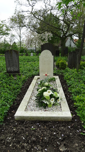 56355 Het oorlogsgraf van J. (Jacobus) Francke (geb. 15-8-1918 en overl. 9-10-1944) op de begraafplaats aan de ...