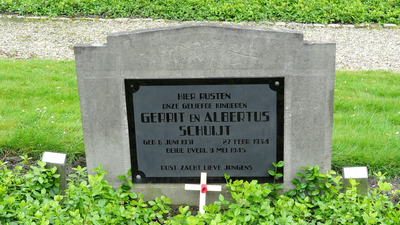 56360 Het graf van Gerrit Schuijt (geb. 6-6-1931 en overl. 9-5-1945) en Albertus Schuijt (geb.27-2-1934 en overl. ...