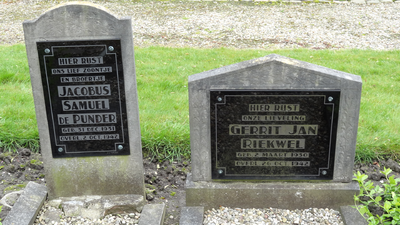 56361 De graven van Jacobs Samuel de Punder (geb. 31-12 1931 en overl. 2-10-1942) en Gerrit Jan Riekwel (geb. 2-3-1930 ...