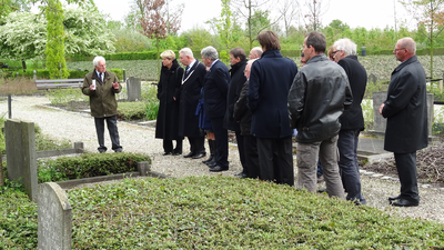 56363 Tijdens de wandeling langs een aantal oorlogsgraven op de begraafplaats aan de Molenweg krijgt het gezelschap met ...