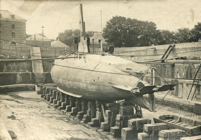 56428 Hr.Ms. O 1, de eerste Nederlandse onderzeeboot in het droogdok van de Rijkswerf Willemsoord in Den Helder. De ...
