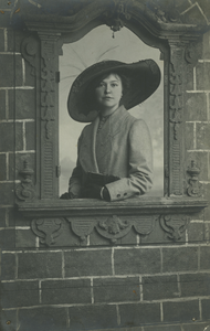56432 Portretfoto van Angelina Marie Maes (geb. 10-6-1892 te Vlissingen). Zij is de dochter van Rosalie Johanna ...