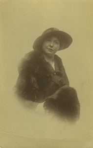 56433 Portretfoto van Angelina Marie Maes (geb. 10-6-1892 te Vlissingen). Zij is de dochter van Rosalie Johanna ...