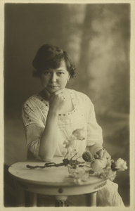 56434 Portretfoto van Angelina Marie Maes (geb. 10-6-1892 te Vlissingen). Zij is de dochter van Rosalie Johanna ...