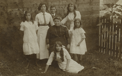 56435 Familiefoto met een deel van het gezin Maes. v.l.n.r. Rosalie Yvonne Jeannette Maes (geb. 27-5-1901), Angelina ...