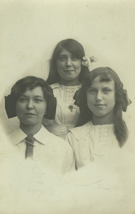 56436 Groepsfoto met linksonder Angelina Marie Maes (geb. 10-6-1892 te Vlissingen) dochter van Rosalia Johanna ...