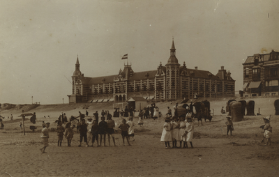 56446 Het Badstrand met op de achtergrond Boulevard Evertsen en het Grand Hotel des Bains (Vanaf 1924 Grand Hotel ...