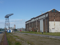 56525 De Dokkade richting de Hellingbaan met recht de leegstaande Machinefabriek en links de gerestaureerde torenkraan ...
