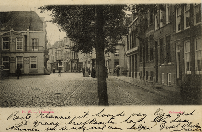 56627 De Zeilmarkt gezien in de richting van de Nieuwendijk. Links het pand van de Gebroeders Polak, verbouwd in 1913. ...