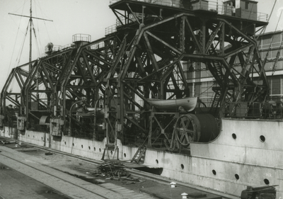 56639 Kon. Mij. De Schelde, de Dokhaven. Het Russische onderzeebootbergingsschip Kommuna. Op 1 juni 1950 arriveerde het ...