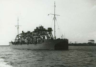 56640 Kon. Mij. De Schelde, de Dokhaven. Het Russische onderzeebootbergingsschip Kommuna. Op 1 juni 1950 arriveerde het ...