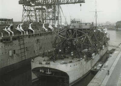 56646 Kon. Mij. De Schelde, de Dokhaven. Het Russische onderzeebootbergingsschip Kommuna. Op 1 juni 1950 arriveerde het ...