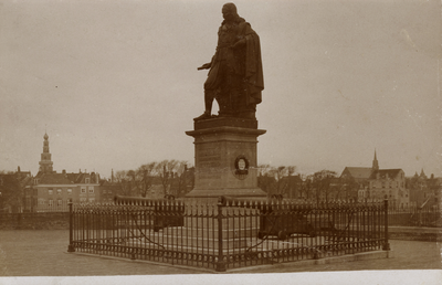 56674 Het standbeeld van zeeheld M.A. de Ruyter op het Keizersbolwerk, Boulevard de Ruyter. Het beeld is op 25 aug. ...