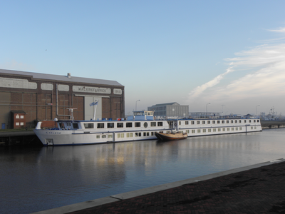 56694 De Dokhaven met de Arlene aan de Dokkade. Dit riviercruiseschip, gebouwd bij scheepswerf De Biesbosch te ...