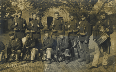 56701 Groepsfoto militairen op de binnenplaats aan de achterzijde van de Willem III kazerne in de Oranjestraat