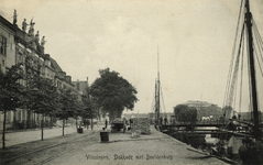 56707 Vlissingen, Dokkade met Beeldenhuis . Rechts op de achtergrond de Schipbrug en daarachter het Groot Arsenaal