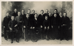 56831 De Gereformeerde Knapenvereniging Timotheus van Souburg. Deze vereniging werd opgericht in 1910. Op de foto derde ...