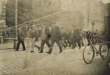 56938 Staking bij de Kon. Mij. De Schelde van 25 mei-1 oktober 1928. Na het werk worden werkwilligen begeleid in Aagje ...