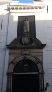56948 Tijdens een ludieke grap werd het beeldje boven de ingang van het gemeentearchief (het voormalige gasthuis) in de ...