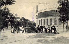 56953 'Vlissingen Betje Wolfsplein met Fontein'. Aagje Dekenstraat en smederij van de Kon. Mij. de Schelde gezien vanaf ...