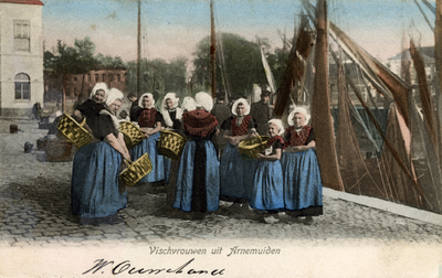 56978 'Vischvrouwen uit Arnemuiden'. Groep Visvrouwen aan de Ballastkade bij de Vissershaven. Op de achtergrond (geheel ...