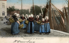 56978 'Vischvrouwen uit Arnemuiden'. Groep Visvrouwen aan de Ballastkade bij de Vissershaven. Op de achtergrond (geheel ...