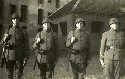 57004 Nederlandse soldaten in de houding op de binnenplaats voor de Bomvrije kazerne