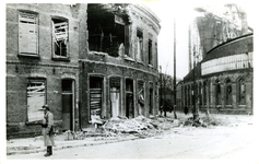 57005 Tweede Wereldoorlog. Verwoeste panden op de hoek Badhuisstraat, Aagje Dekenstraat. Rechts de smederij van de Kon. ...