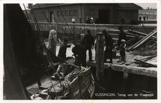 57010 VLISSINGEN. Terug van de Visvangst. Vis lossen van de Vli.17 bij de helling aan de Vissershaven. De vissersmannen ...