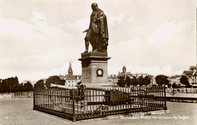 57017 'Vlissingen, Standbeeld Michiel Adriaanszoon De Ruijter.' Het standbeeld van M.A. de Ruyter op het Keizersbolwerk ...