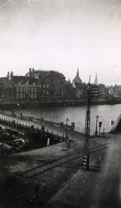 57025 De Dokhaven gezien vanuit een een woning (slaapkamer van C.M.J. Haverman) aan de Koningsweg (no.7). In het midden ...