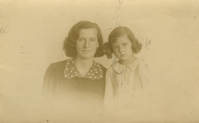 57049 Maria Magdalena Maas (geb. 7-2-1913 te Vlissingen) en haar dochter Maria Magdalena Stofberg (geb. 6-9-1933 te ...
