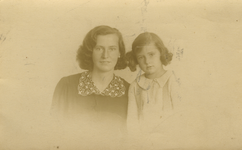 57049 Maria Magdalena Maas (geb. 7-2-1913 te Vlissingen) en haar dochter Maria Magdalena Stofberg (geb. 6-9-1933 te ...