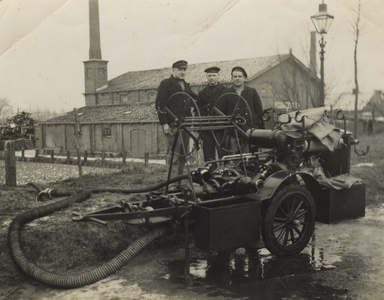 57054 Pompwagen van de marinebrandweer in Den Helder. In het midden staat Hendrik Stofberg. Op 27-2-1942 overlijdt hij ...