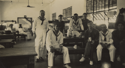 57057 Manschappen van de Koninklijke Marine in een kantine in Nedederlands Indië. De foto komt uit de collectie van ...
